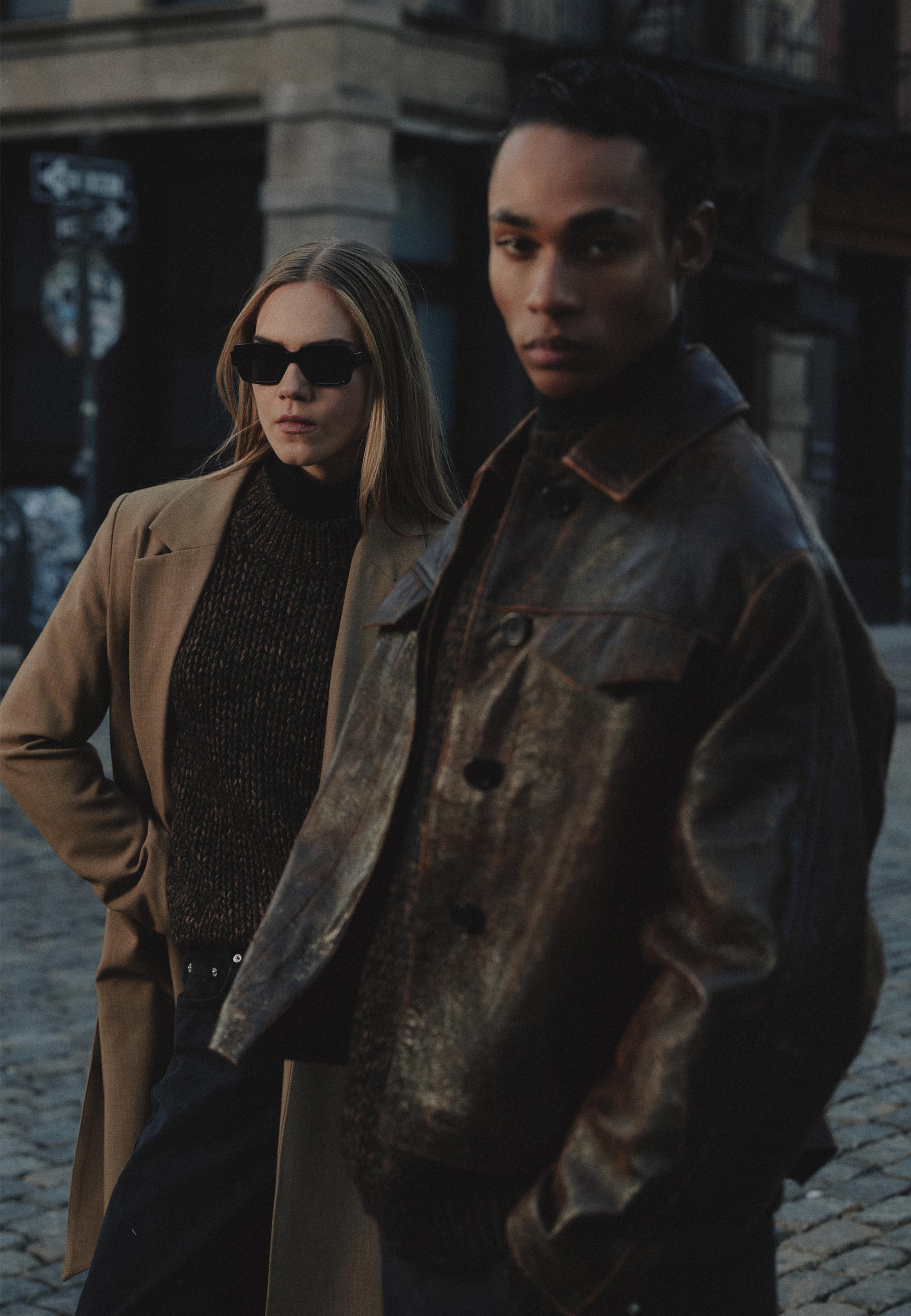 Un homme et une femme portant Minimum dans les rues de New York.