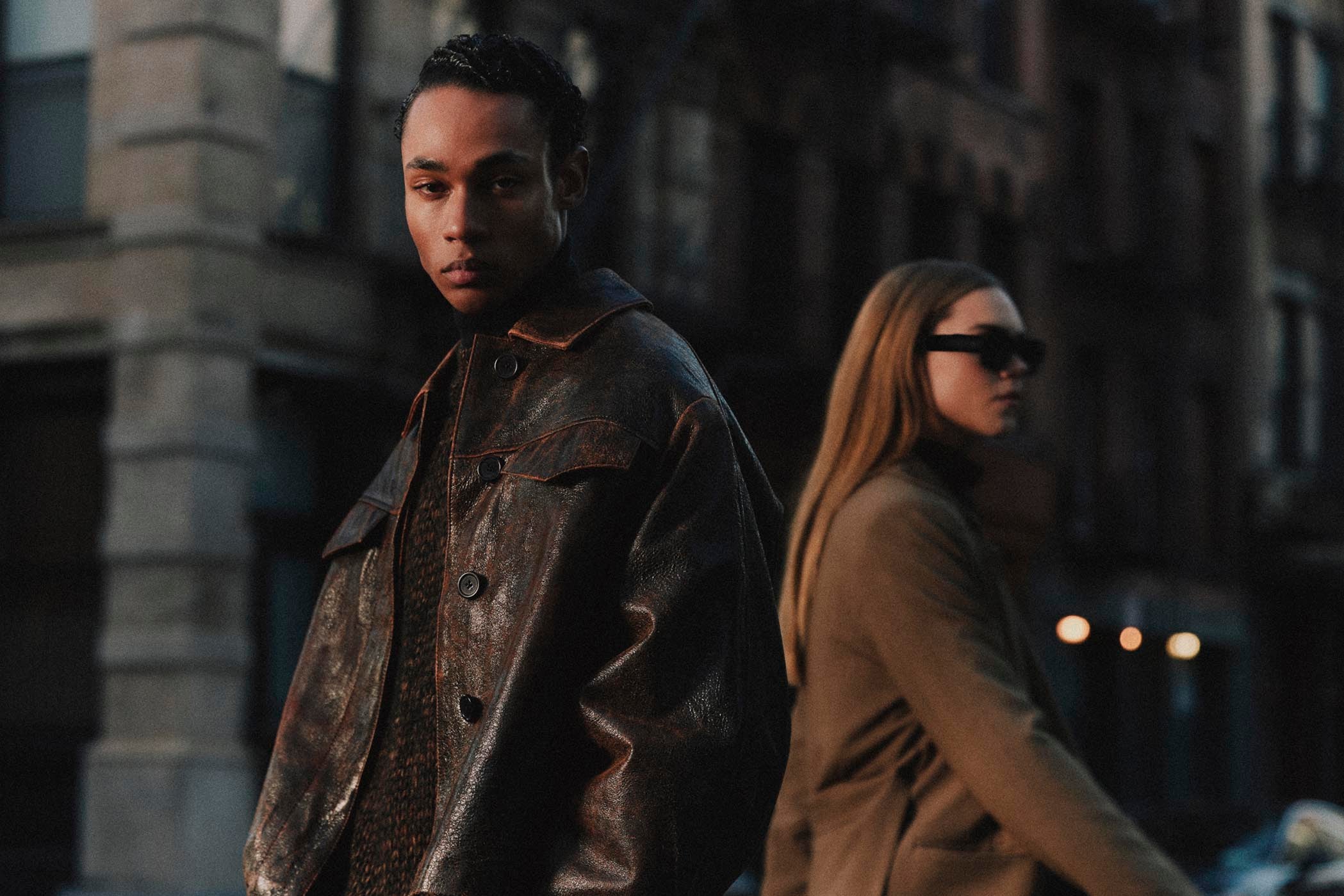 Un homme et une femme portant Minimum dans les rues de New York.