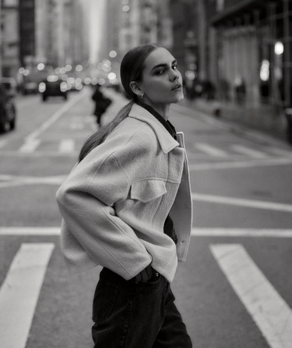 Femme en veste en laine à New York.
