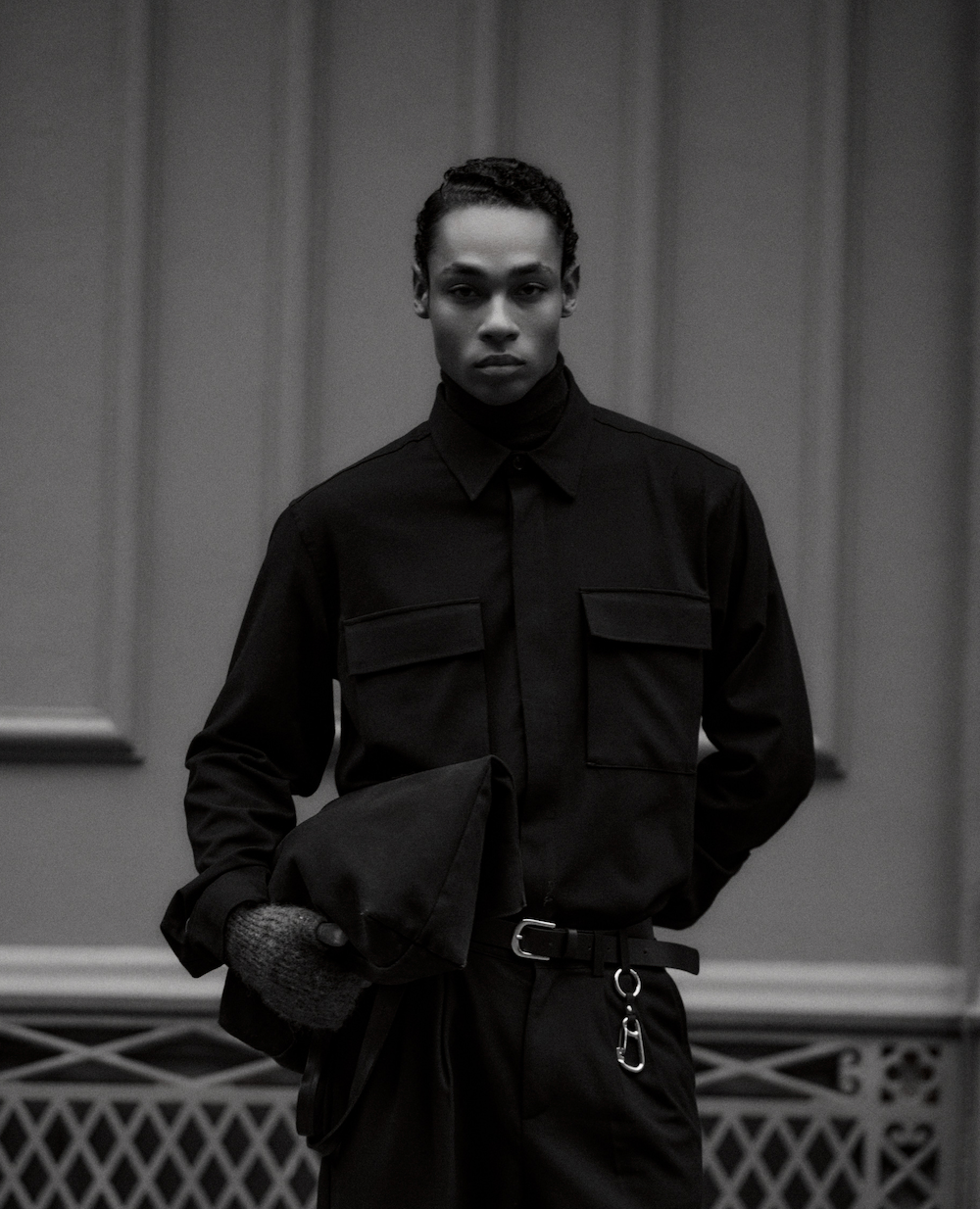 Homme en noir et blanc portant une chemise Minimum.