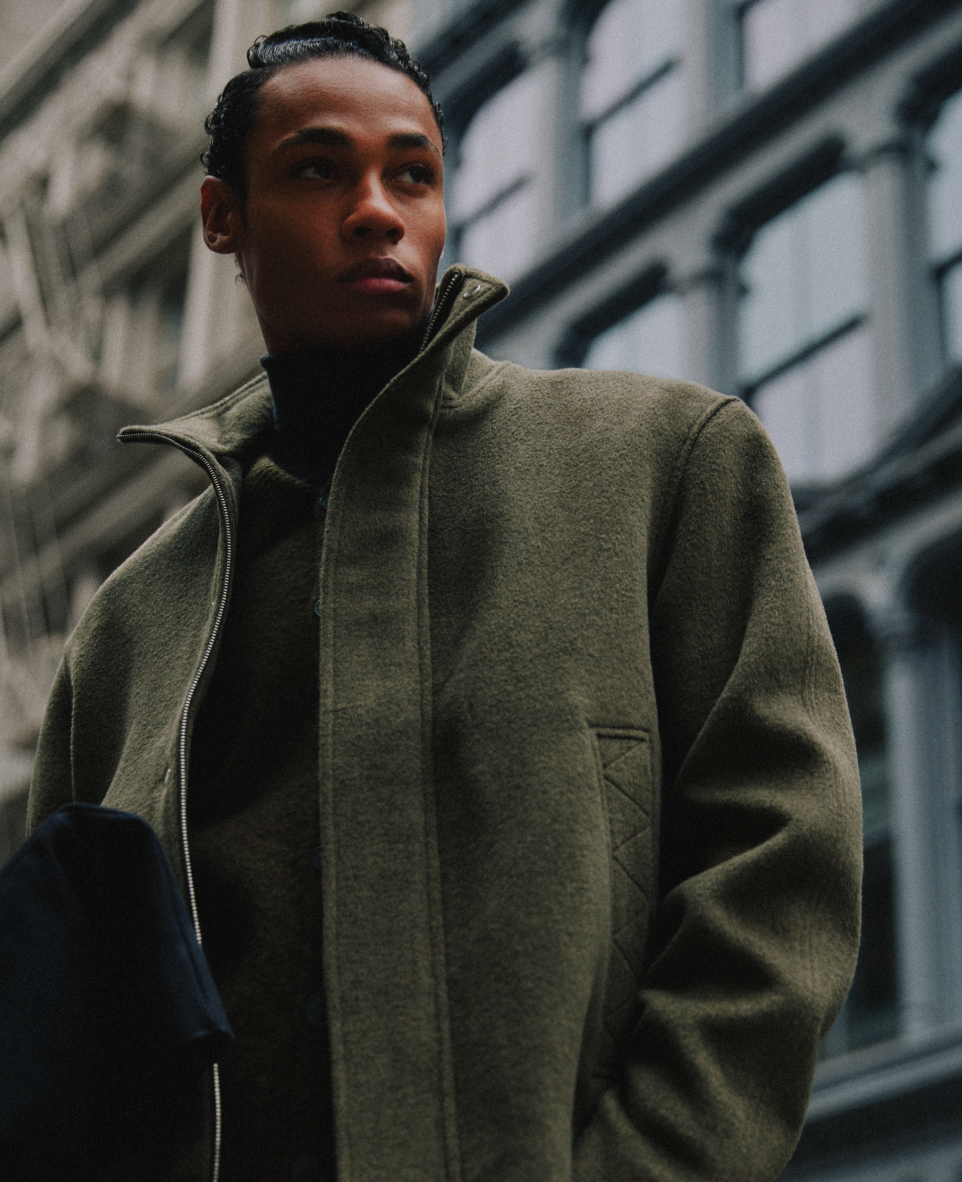 Homme en veste en laine verte à New York.
